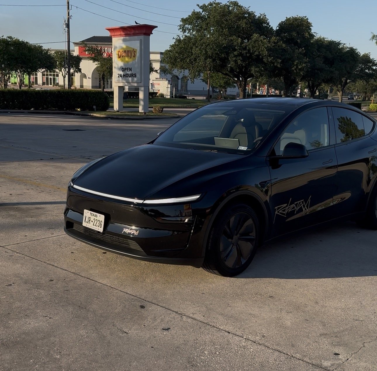 Tesla RoboTaxi (2)